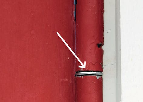 Näin suoristat painuneen oven Näin suoristat painuneen oven